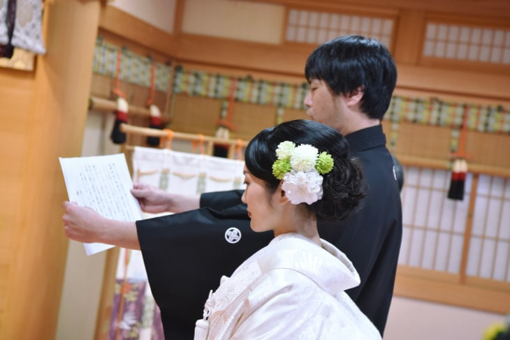 大神神社で白無垢で結婚式の花嫁
