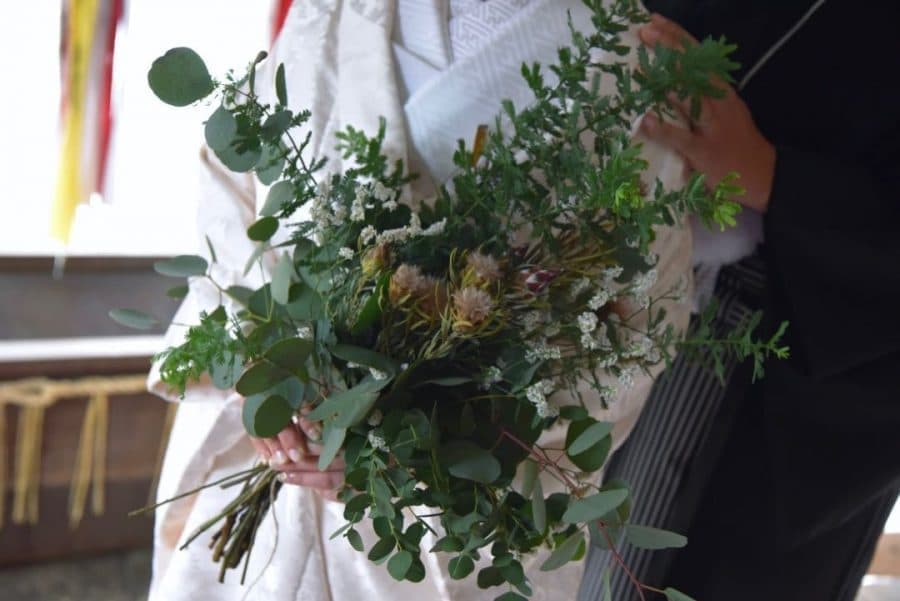 自宅の庭の草花で作ったブーケを持つ白無垢の新婦
