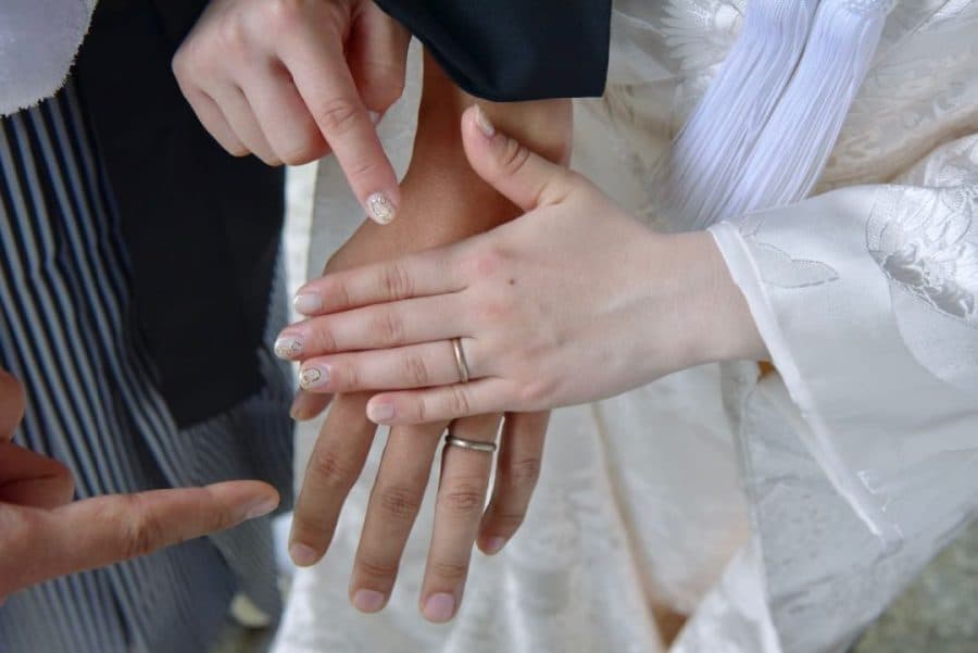 大神神社で洋髪の白無垢姿を撮影する新婦