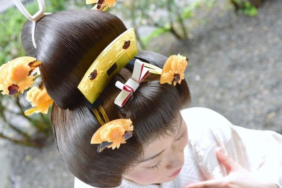 大神神社で洋髪の白無垢姿を撮影する新婦