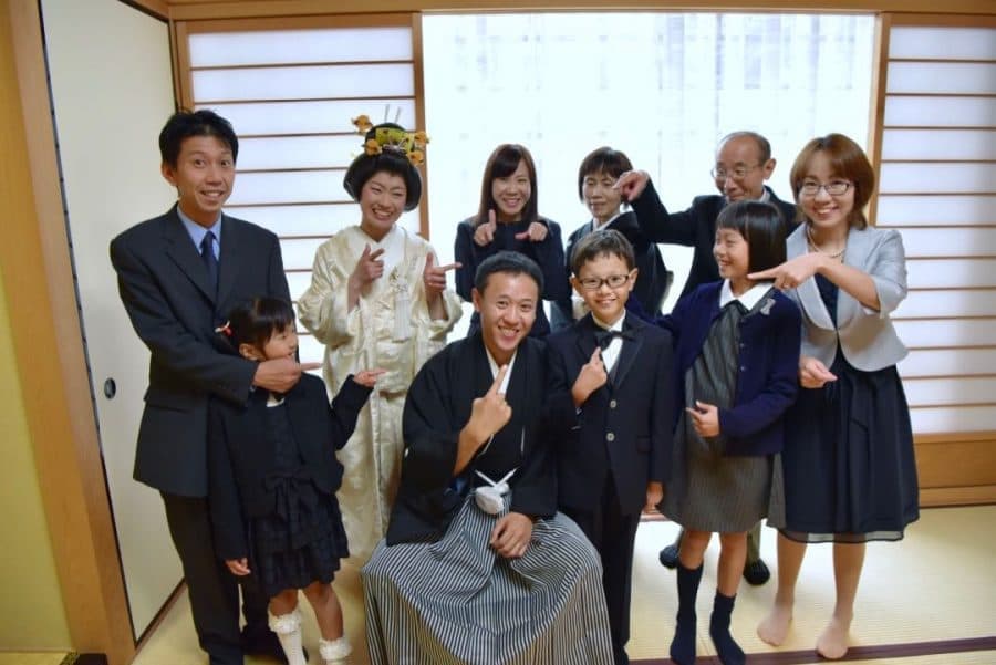 白無垢と紋付袴で並ぶ新郎新婦