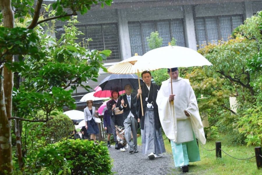 綿帽子を着けて大神神社の挙式へ向かう新婦