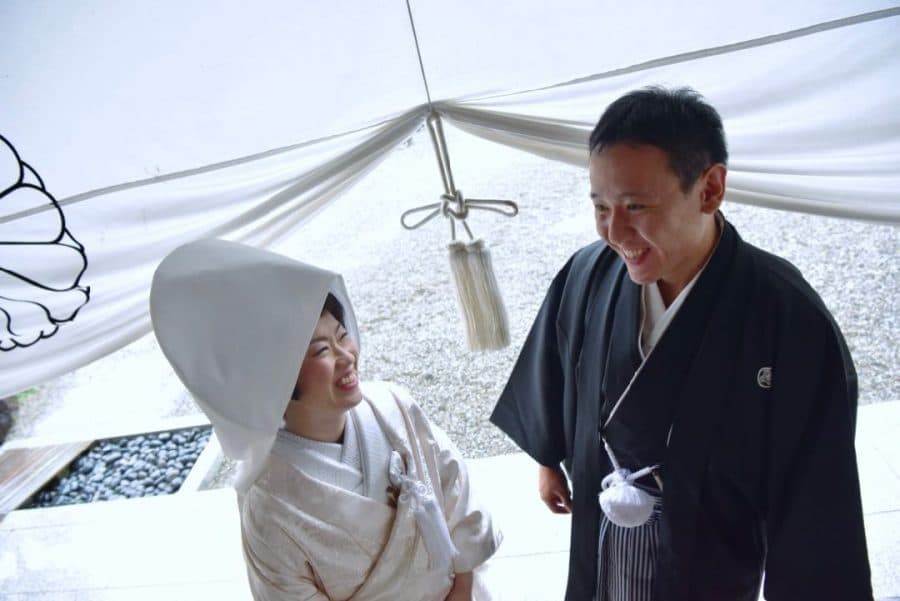大神神社で洋髪の白無垢姿を撮影する新婦