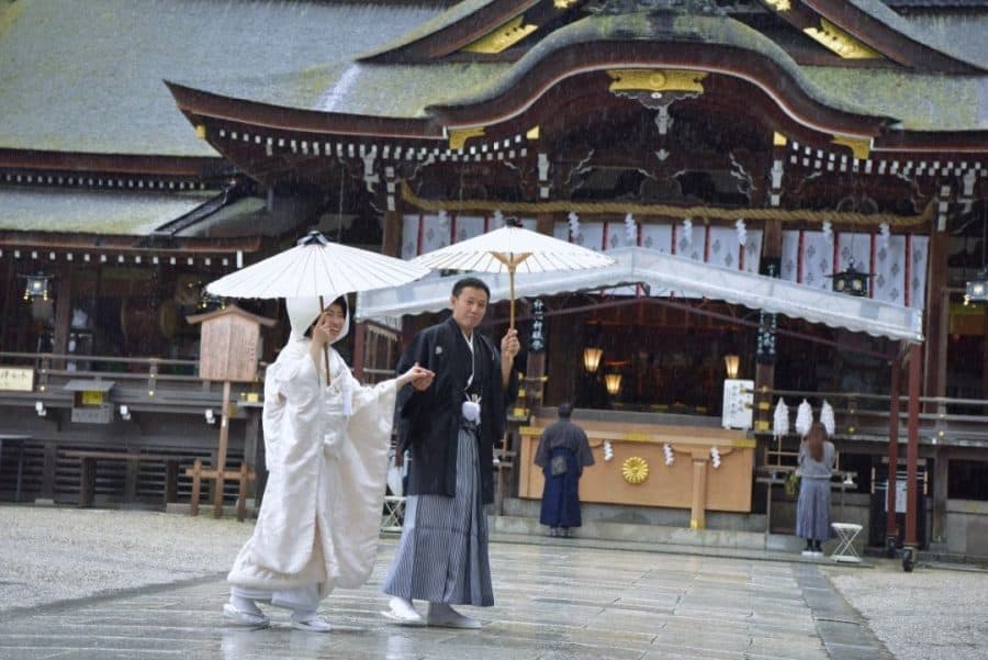 大神神社で洋髪の白無垢姿を撮影する新婦