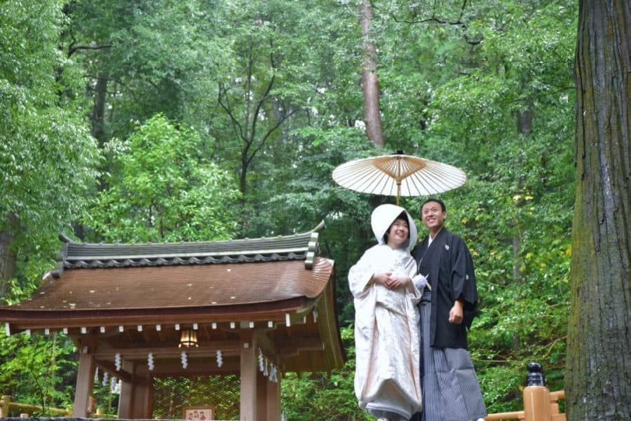 綿帽子を着けて大神神社の挙式へ向かう新婦