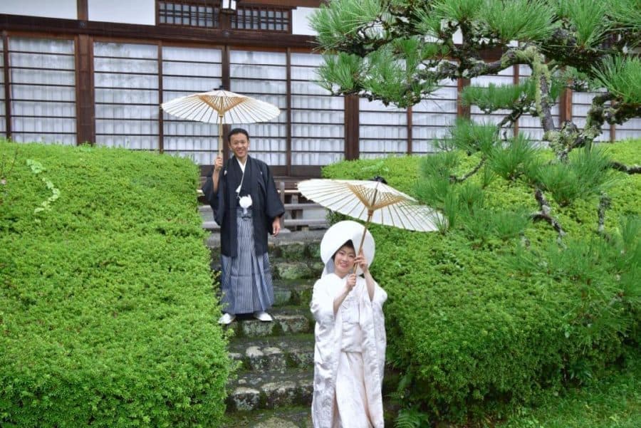 大神神社で洋髪の白無垢姿を撮影する新婦