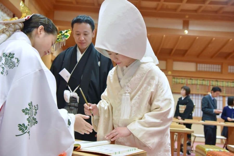 大神神社の結婚式で白無垢と洋髪の花嫁