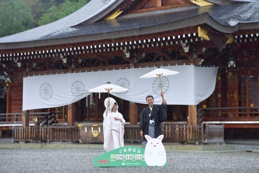 大神神社の結婚式で白無垢と洋髪の花嫁