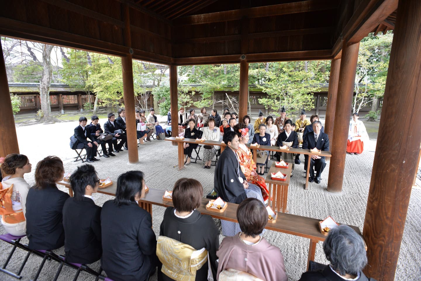 豊国神社で結婚式の新郎と花嫁