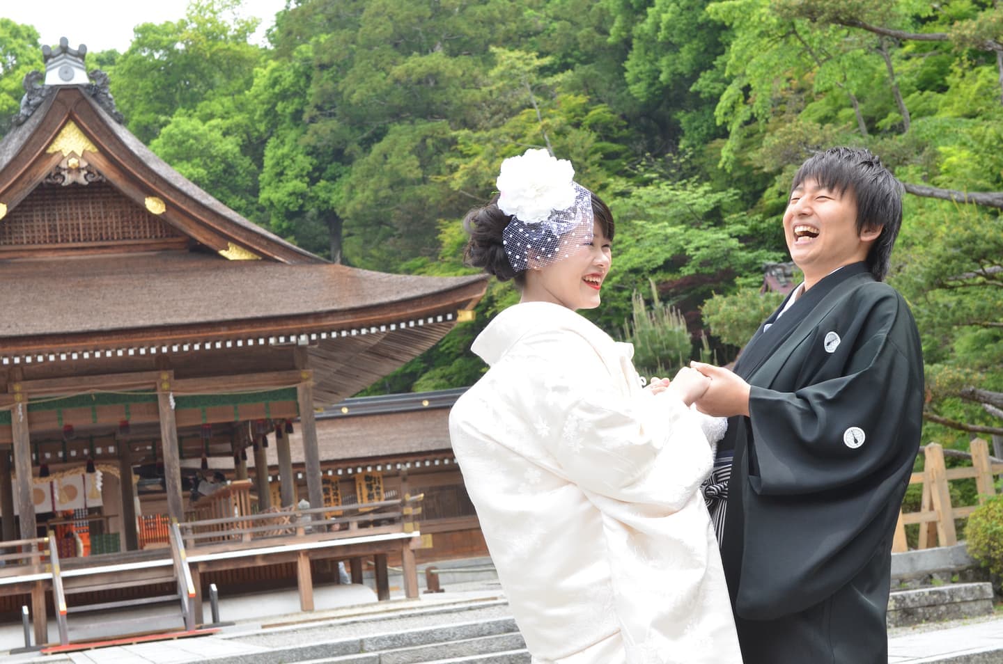 出雲大神宮で結婚式の新郎と花嫁