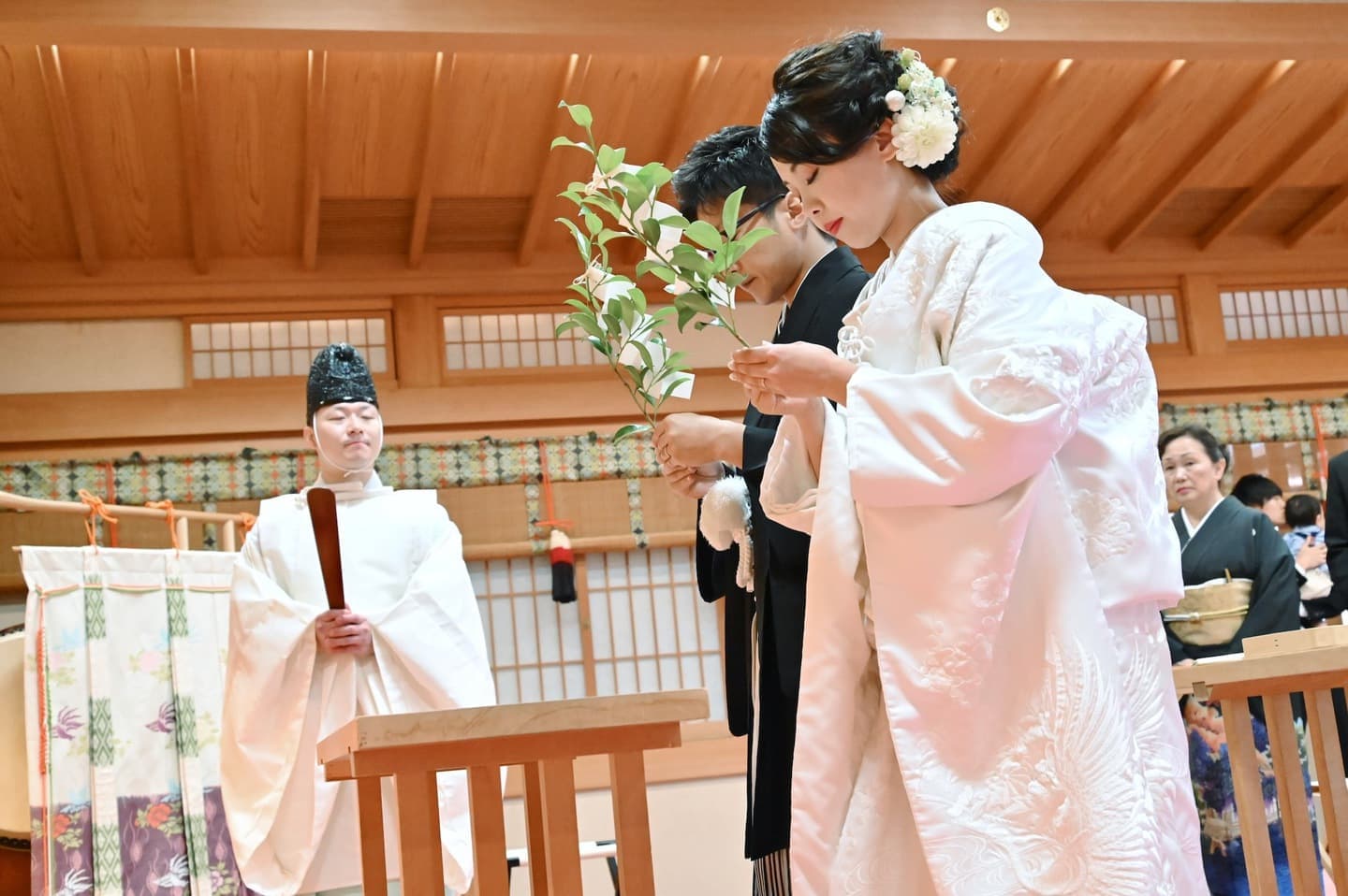 神社で結婚式の和装花嫁の写真