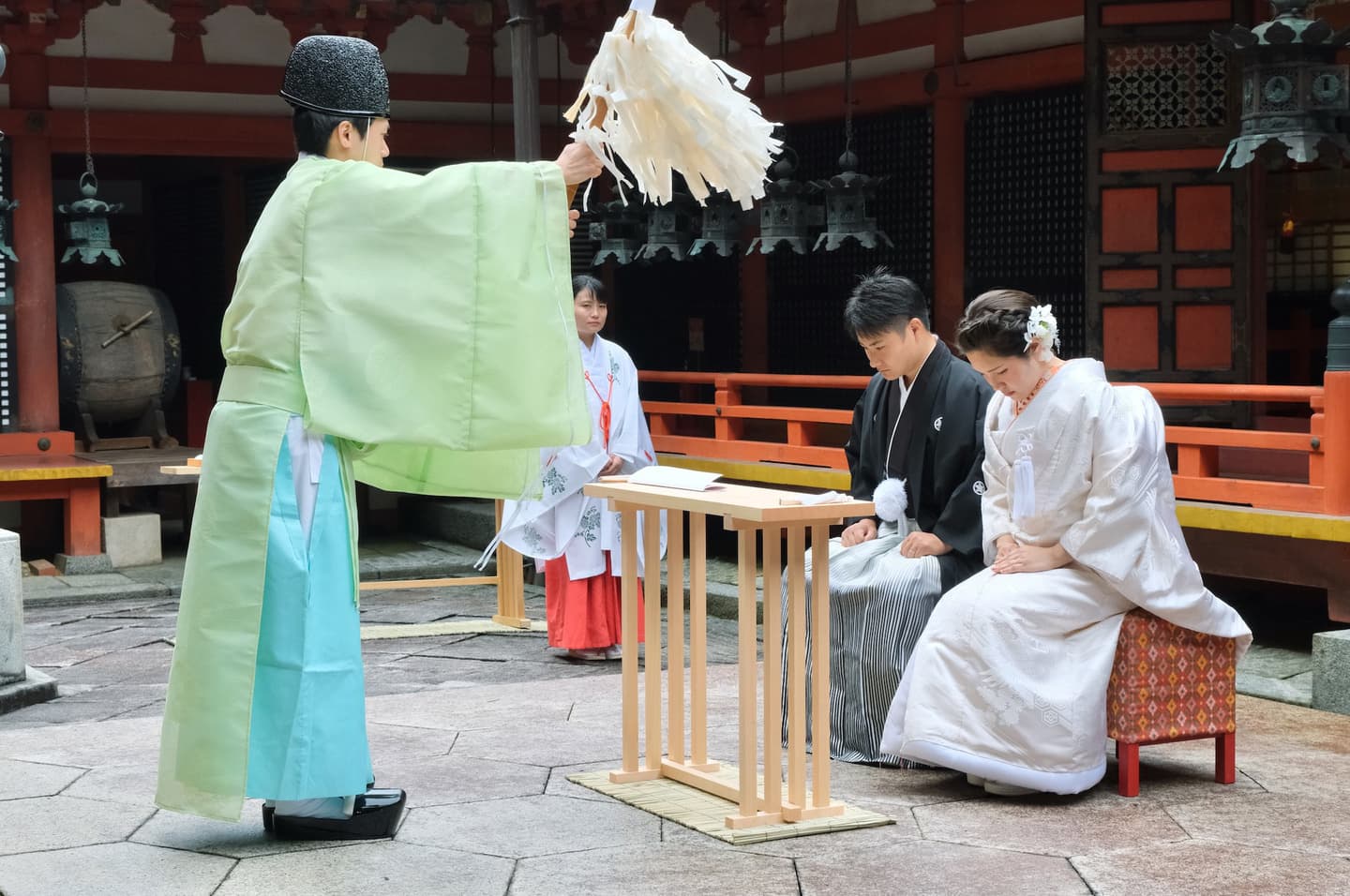 和装衣装で神社で結婚式の写真