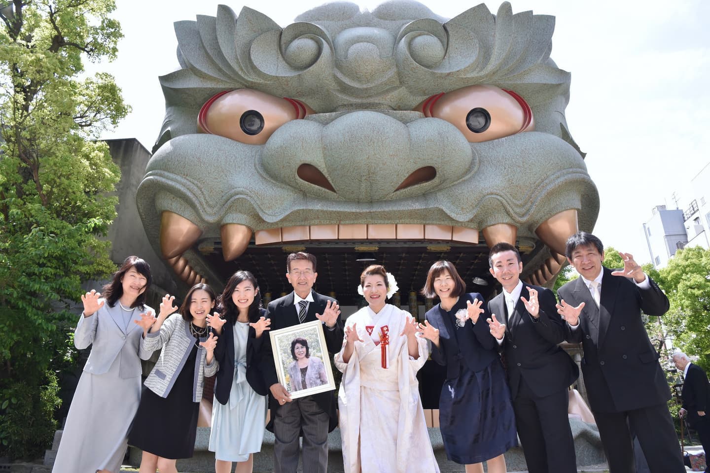 難波八坂神社で結婚式の新郎と花嫁