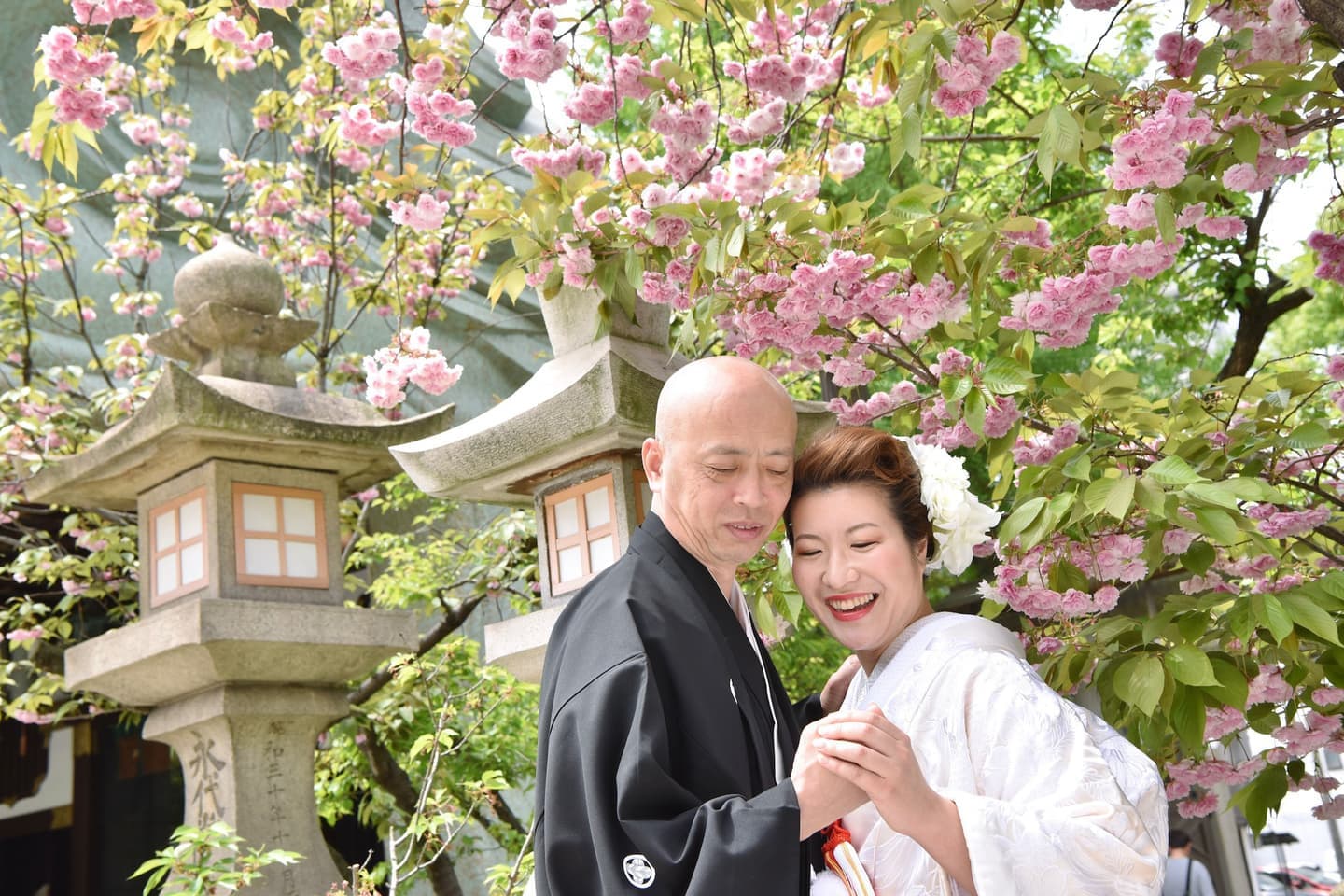 難波八坂神社で結婚式の新郎と花嫁