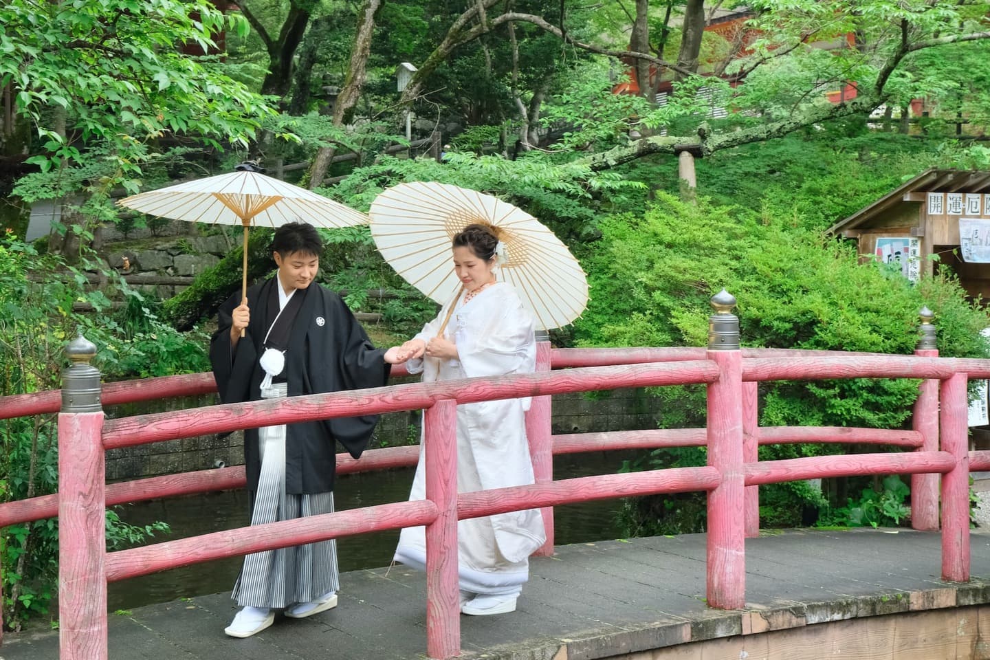 談山神社で結婚式の花嫁さんと新郎