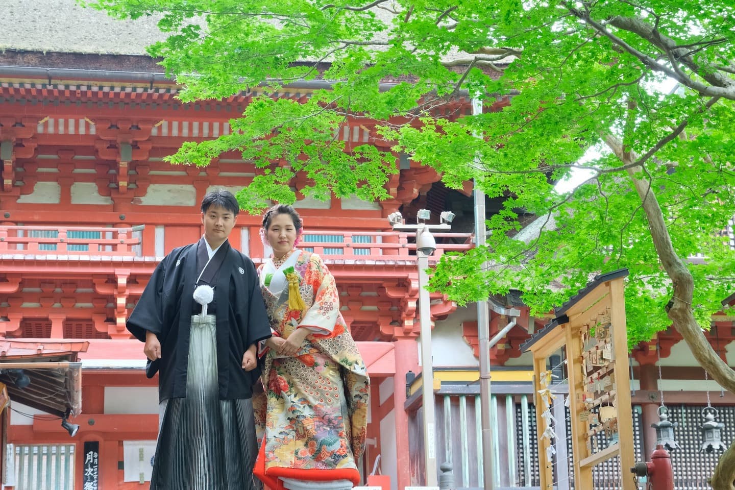 談山神社で結婚式の花嫁さんと新郎