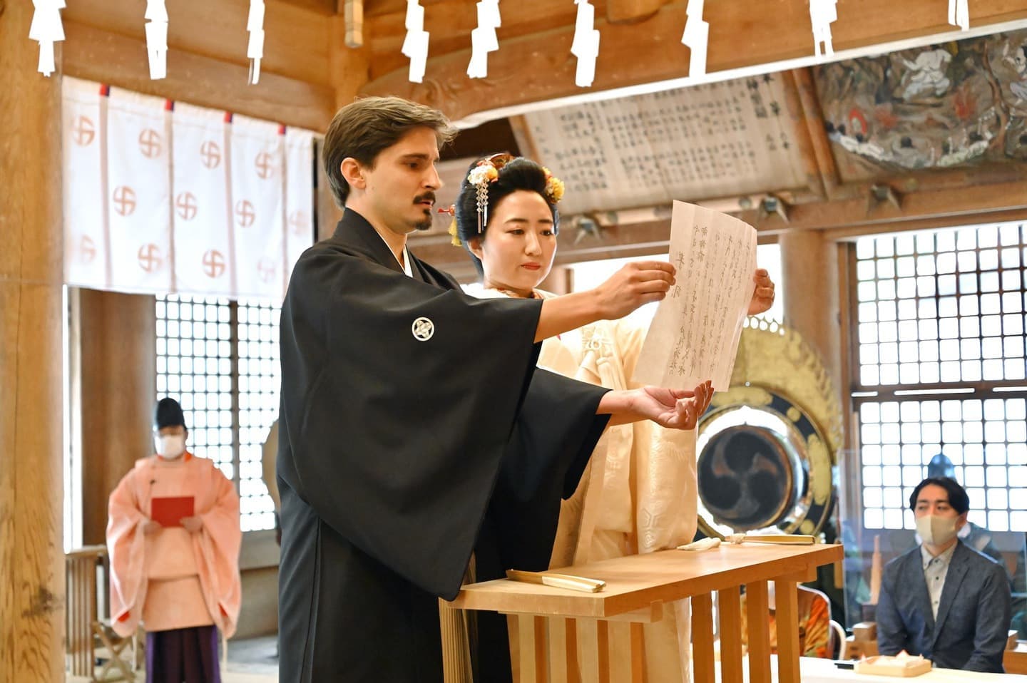 戸隠神社で結婚式の白無垢の花嫁と新郎