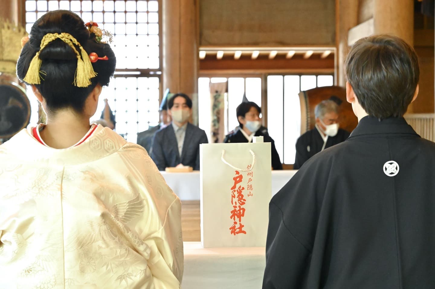 戸隠神社で結婚式の白無垢の花嫁と新郎