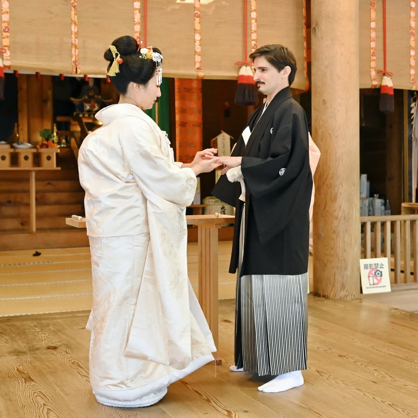 戸隠神社で結婚式の白無垢の花嫁と新郎