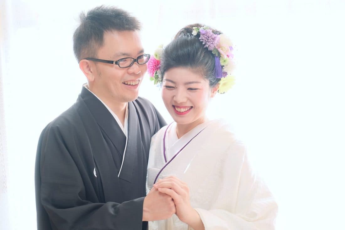 茨木神社で結婚式の白無垢の花嫁と新郎