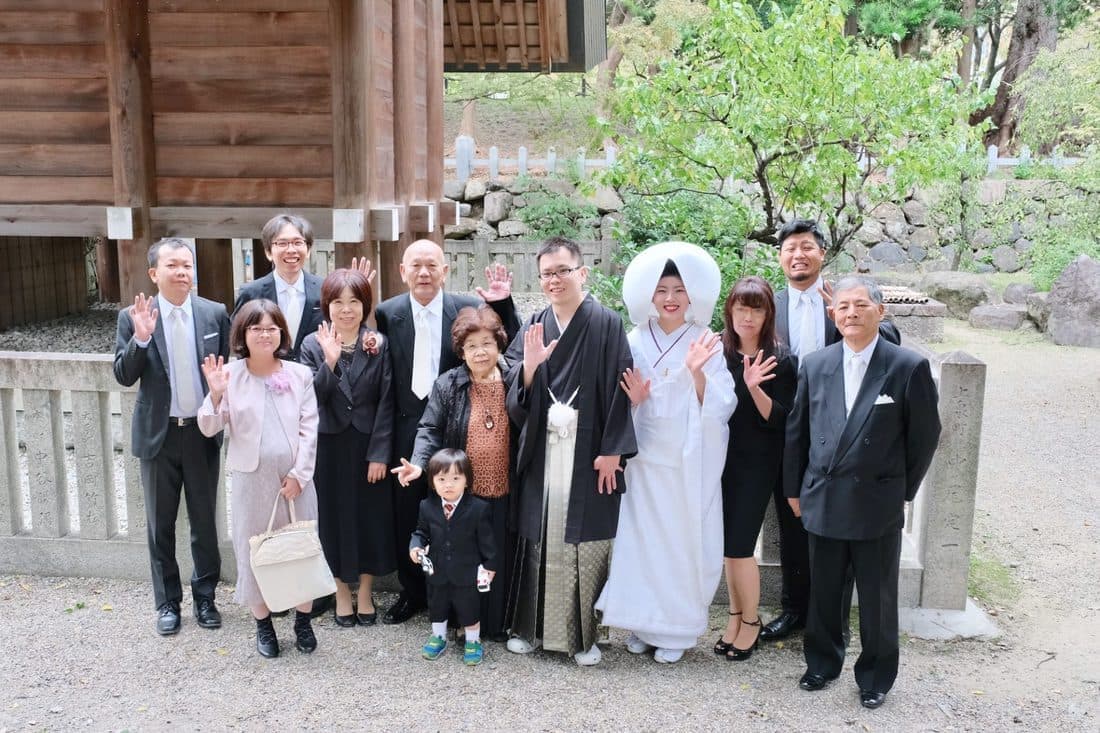 茨木神社で結婚式の白無垢の花嫁と新郎