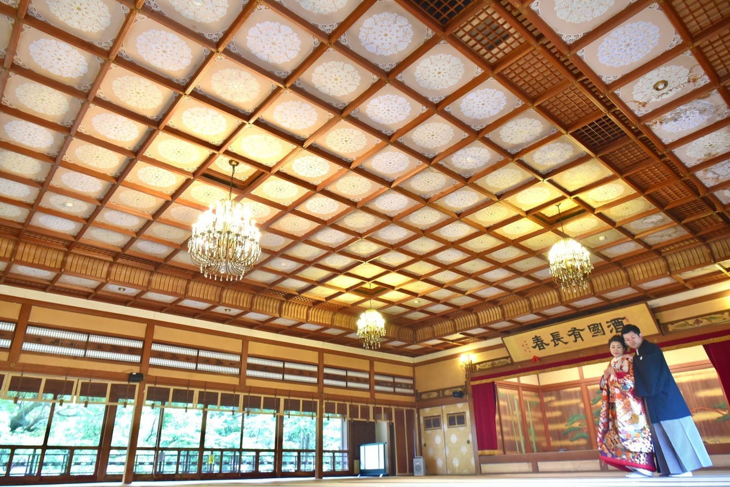 二見興玉神社で結婚式の新郎と花嫁さん