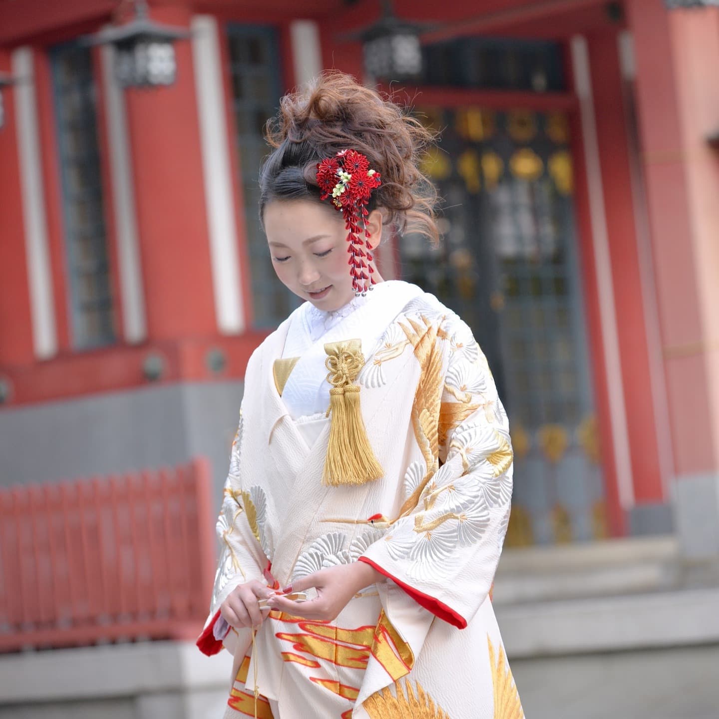 御霊神社で結婚式の花嫁と新郎