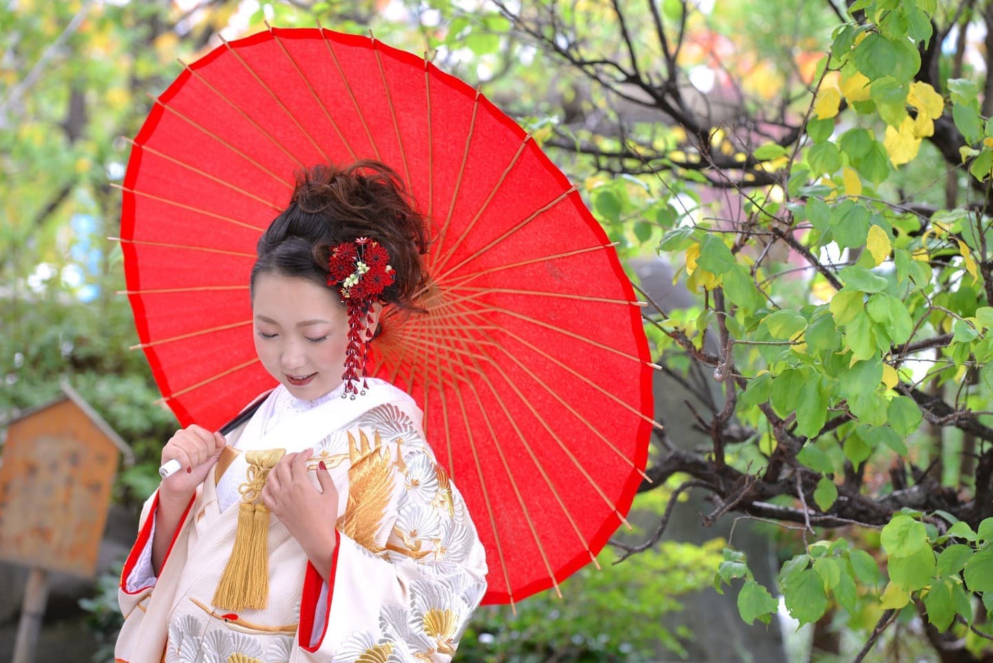 御霊神社で結婚式の花嫁と新郎