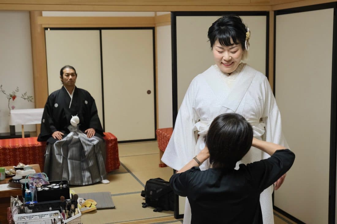 須須神社で結婚式の新郎と花嫁