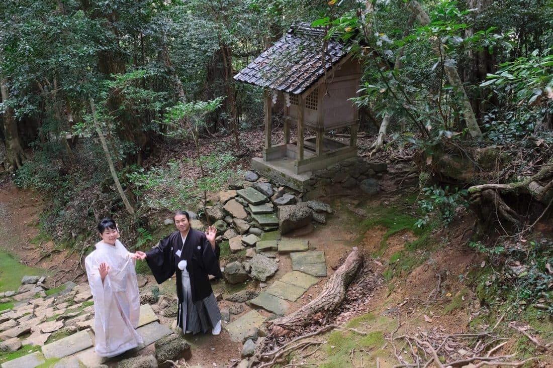 須須神社で結婚式の新郎と花嫁