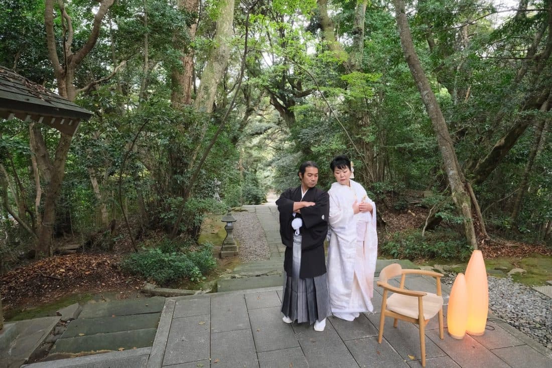 須須神社で結婚式の新郎と花嫁