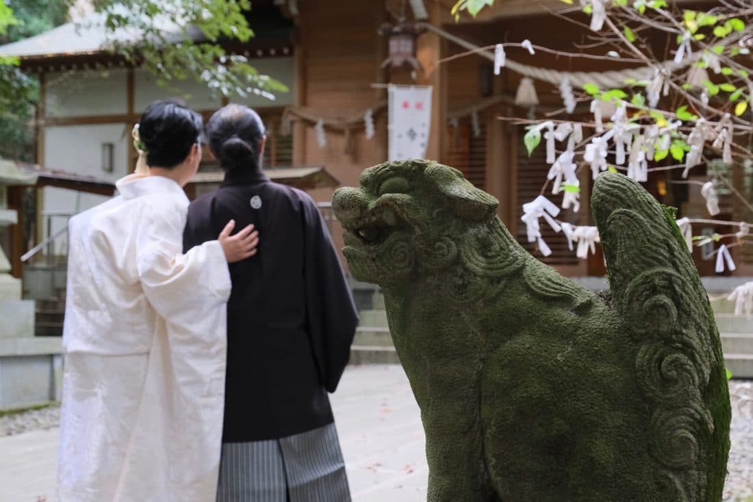 須須神社で結婚式の新郎と花嫁