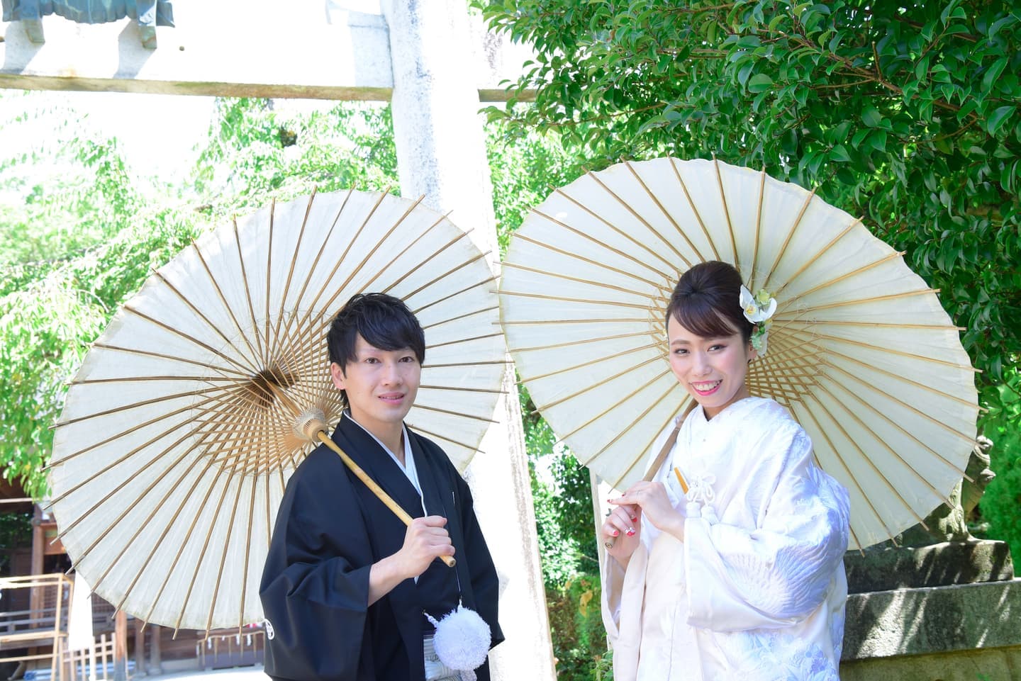 えびす神社で結婚式の新郎と花嫁さん