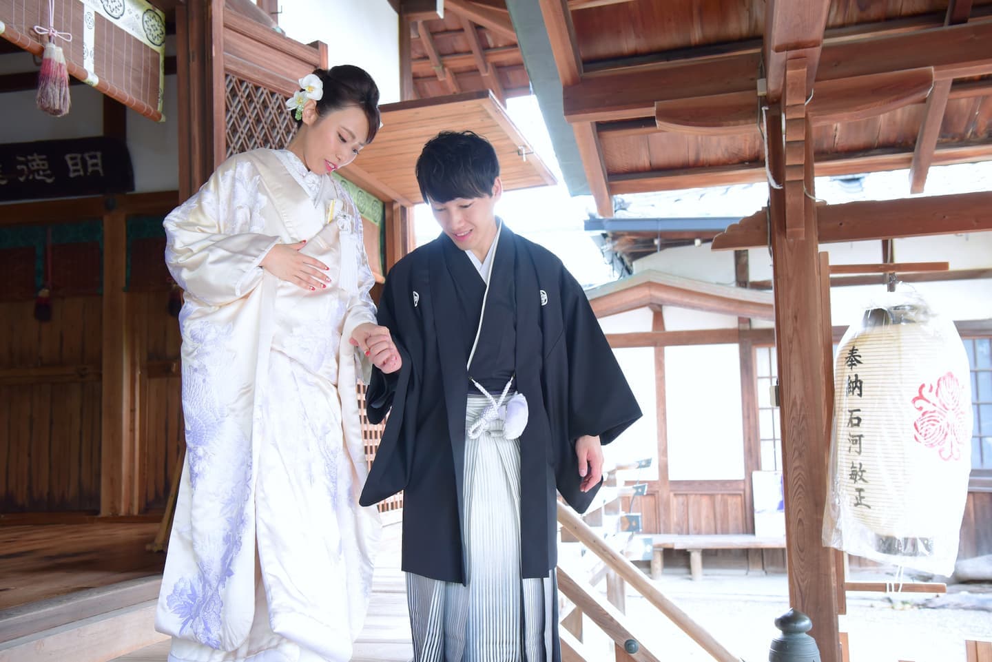 えびす神社で結婚式の新郎と花嫁さん