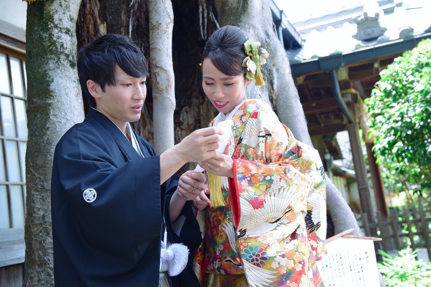 えびす神社で結婚式の新郎と花嫁さん