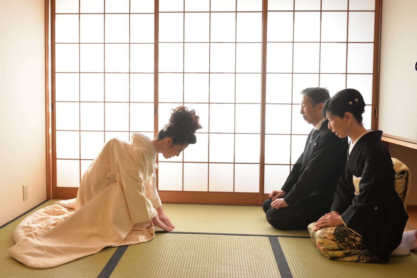 豊国神社で結婚式の新郎と花嫁