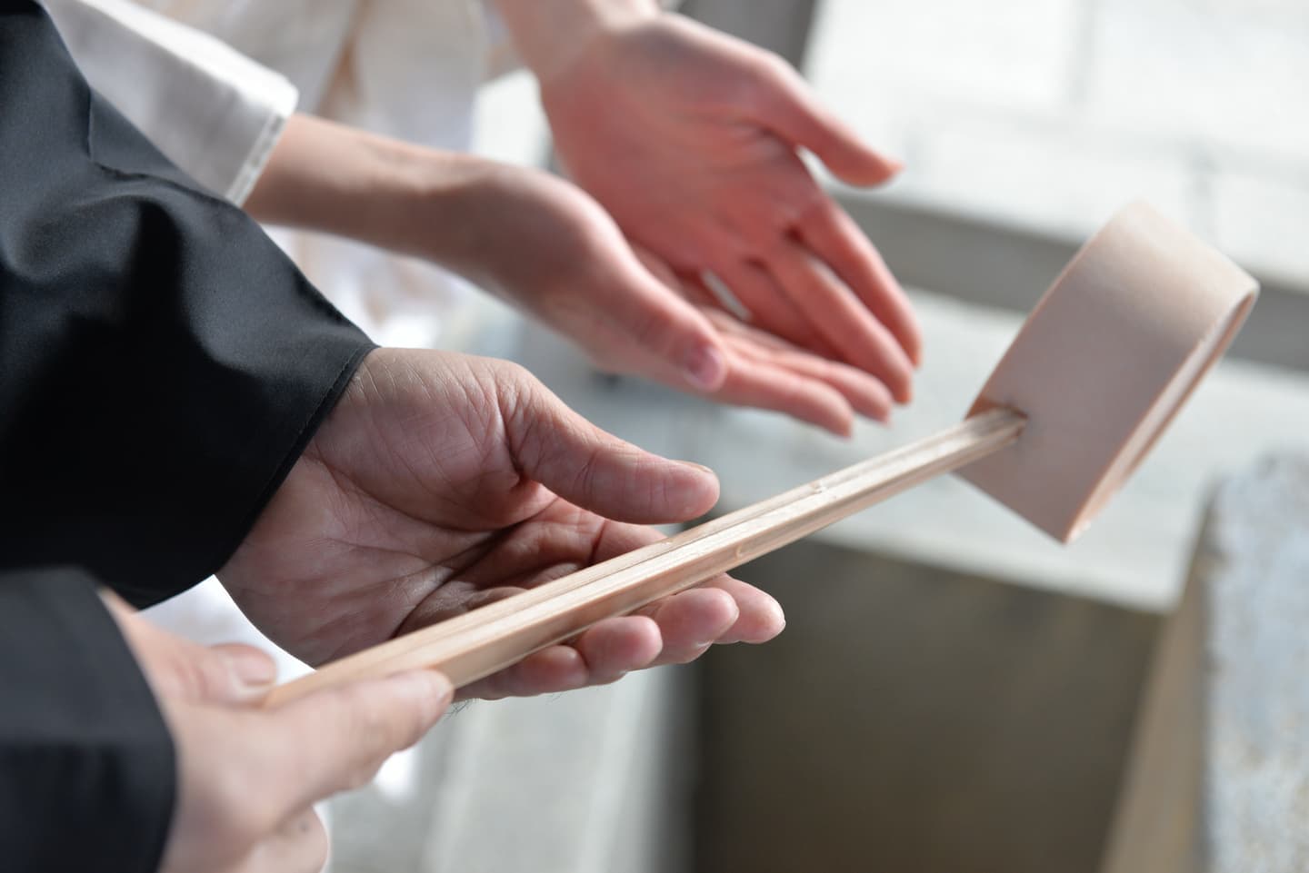 豊国神社で結婚式の新郎と花嫁