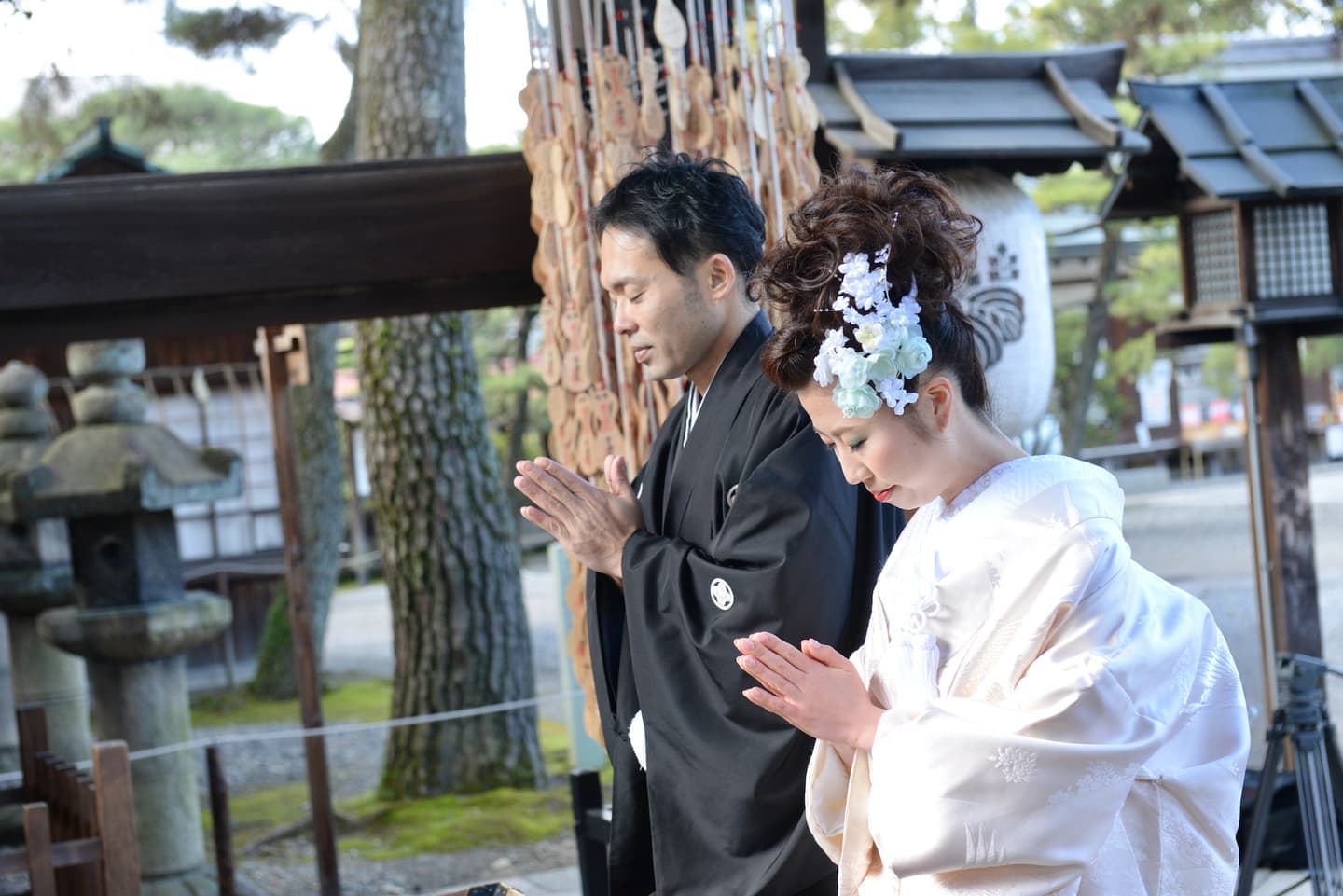 豊国神社で結婚式の新郎と花嫁