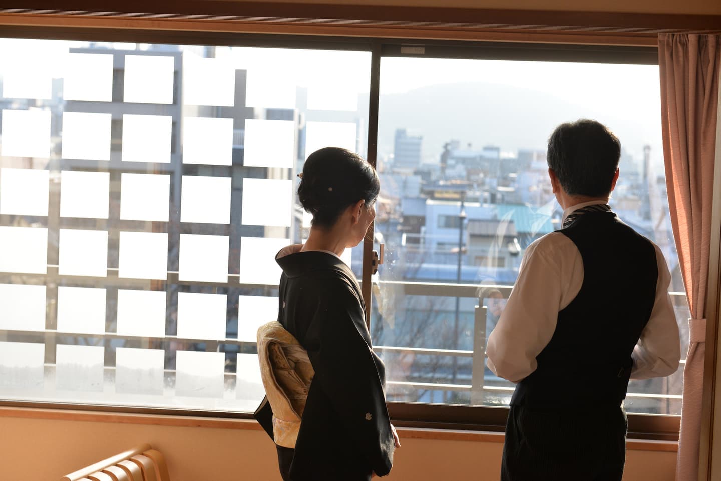 豊国神社で結婚式の新郎と花嫁