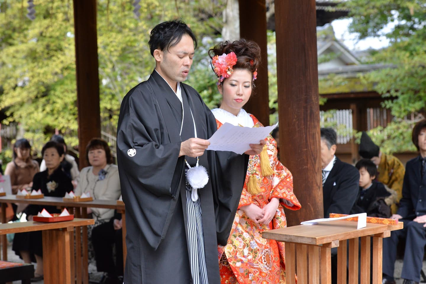 豊国神社で結婚式の新郎と花嫁