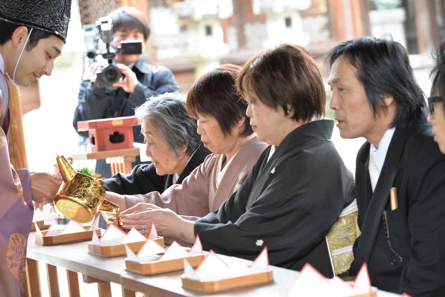 豊国神社で結婚式の新郎と花嫁