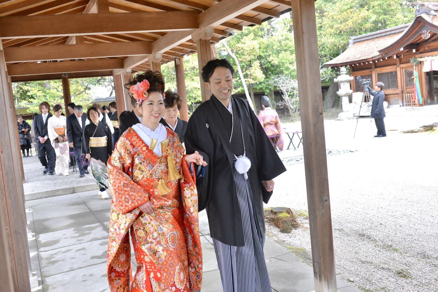 豊国神社で結婚式の新郎と花嫁