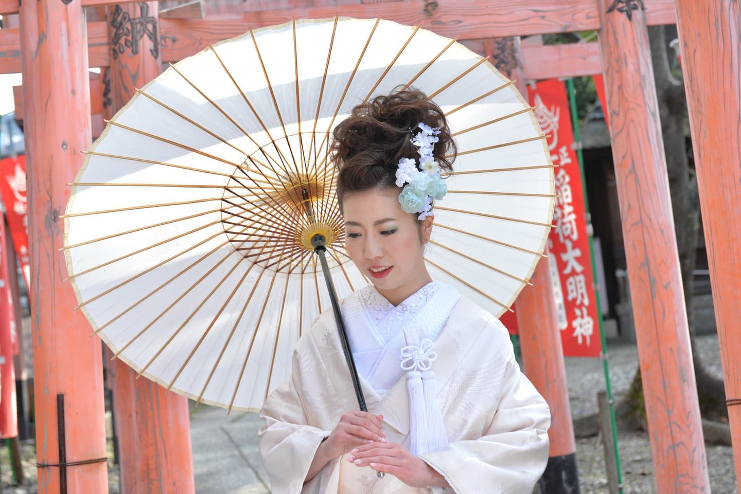 豊国神社で結婚式の新郎と花嫁