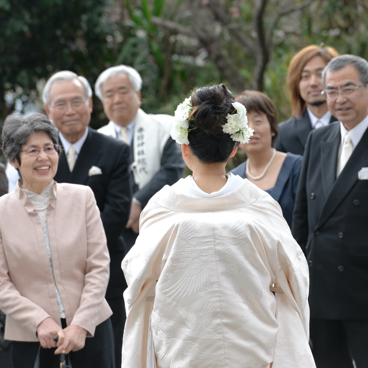 春日神社で結婚式の新郎と綿帽子の花嫁