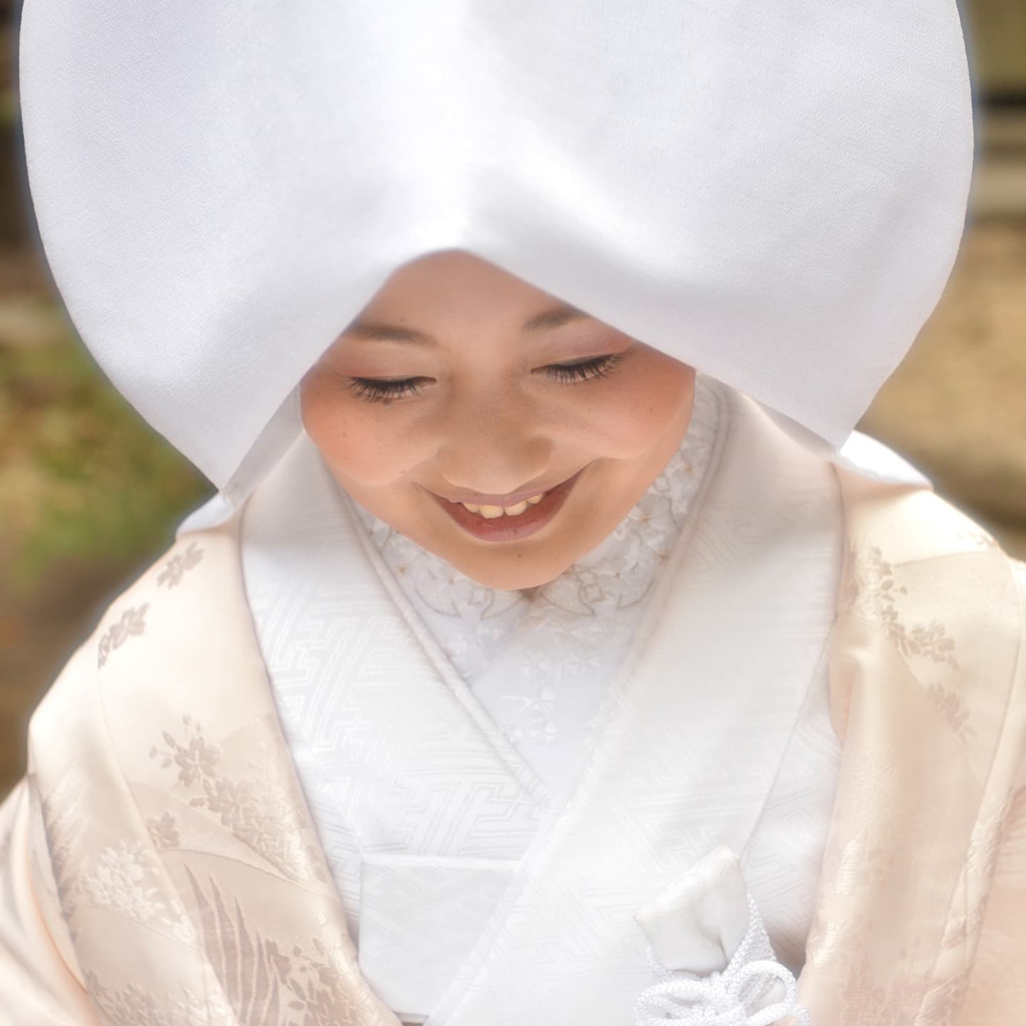 春日神社で結婚式の新郎と綿帽子の花嫁