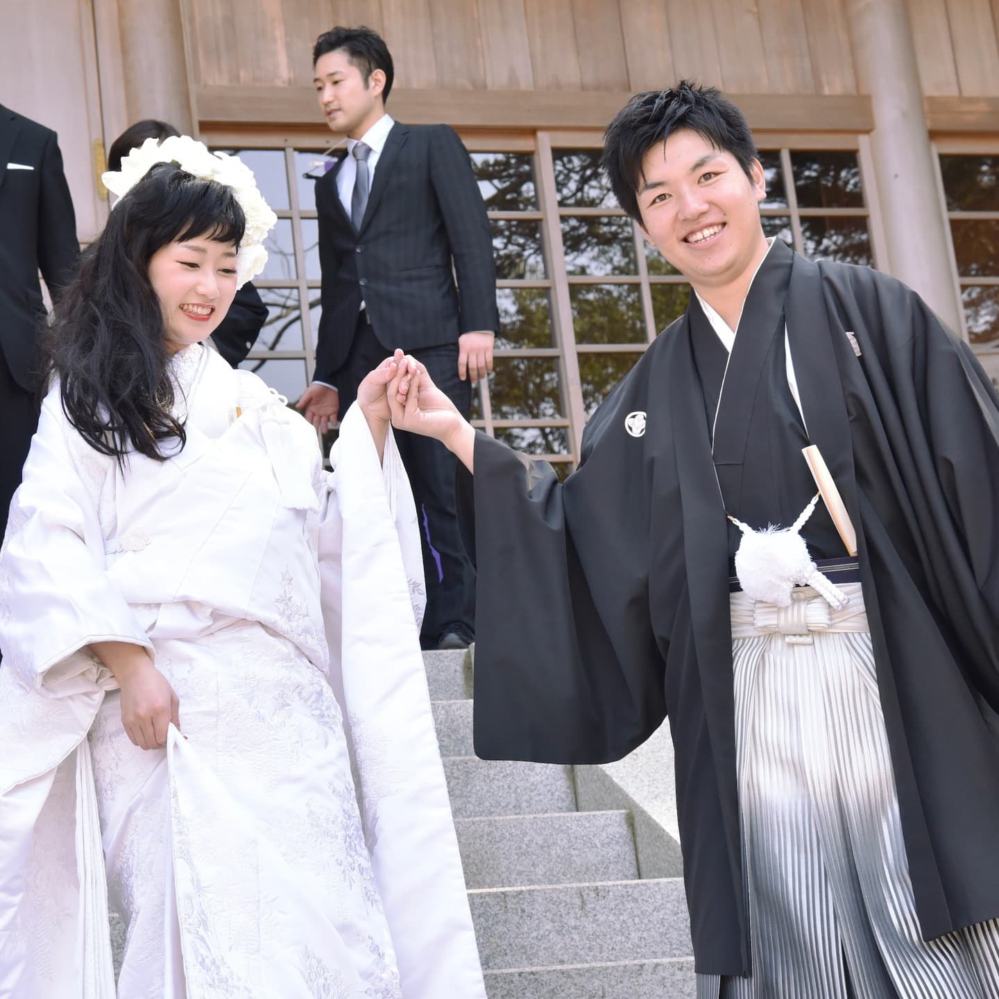 大宮八幡宮で結婚式の新郎と綿帽子の花嫁