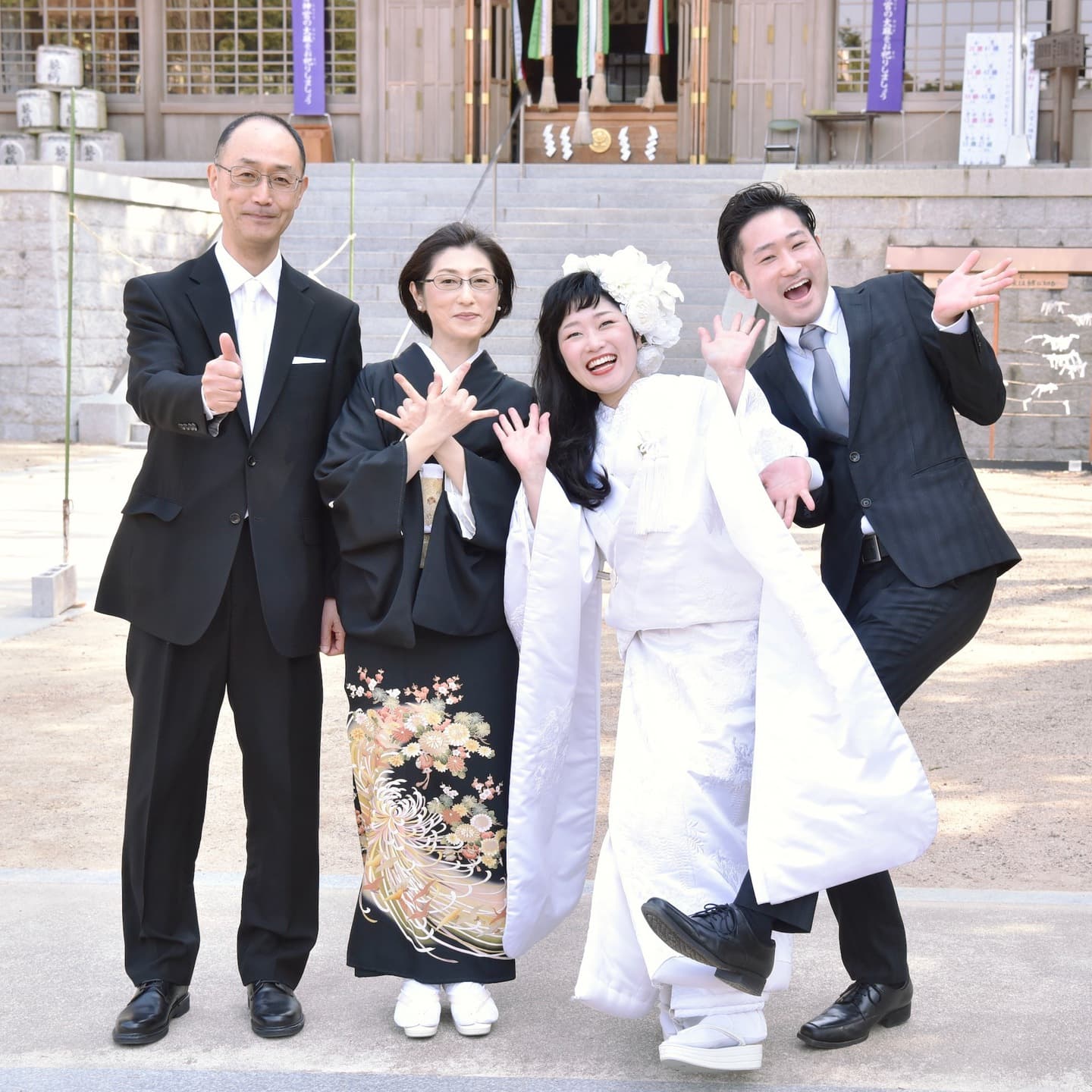 大宮八幡宮で結婚式の新郎と綿帽子の花嫁