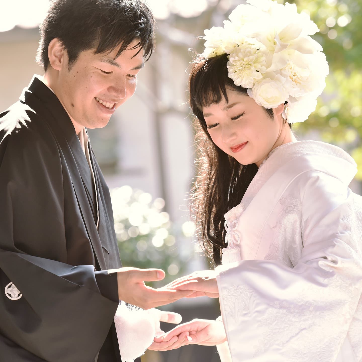 大宮八幡宮で結婚式の新郎と綿帽子の花嫁