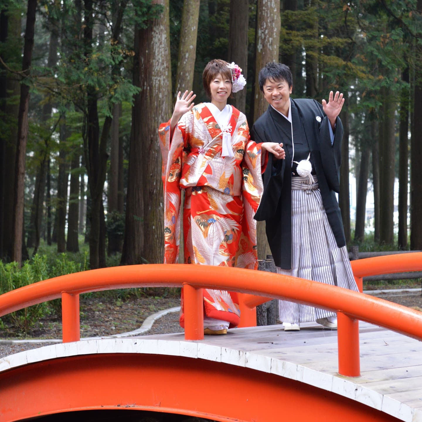 田村神社で結婚式の新郎と綿帽子の花嫁