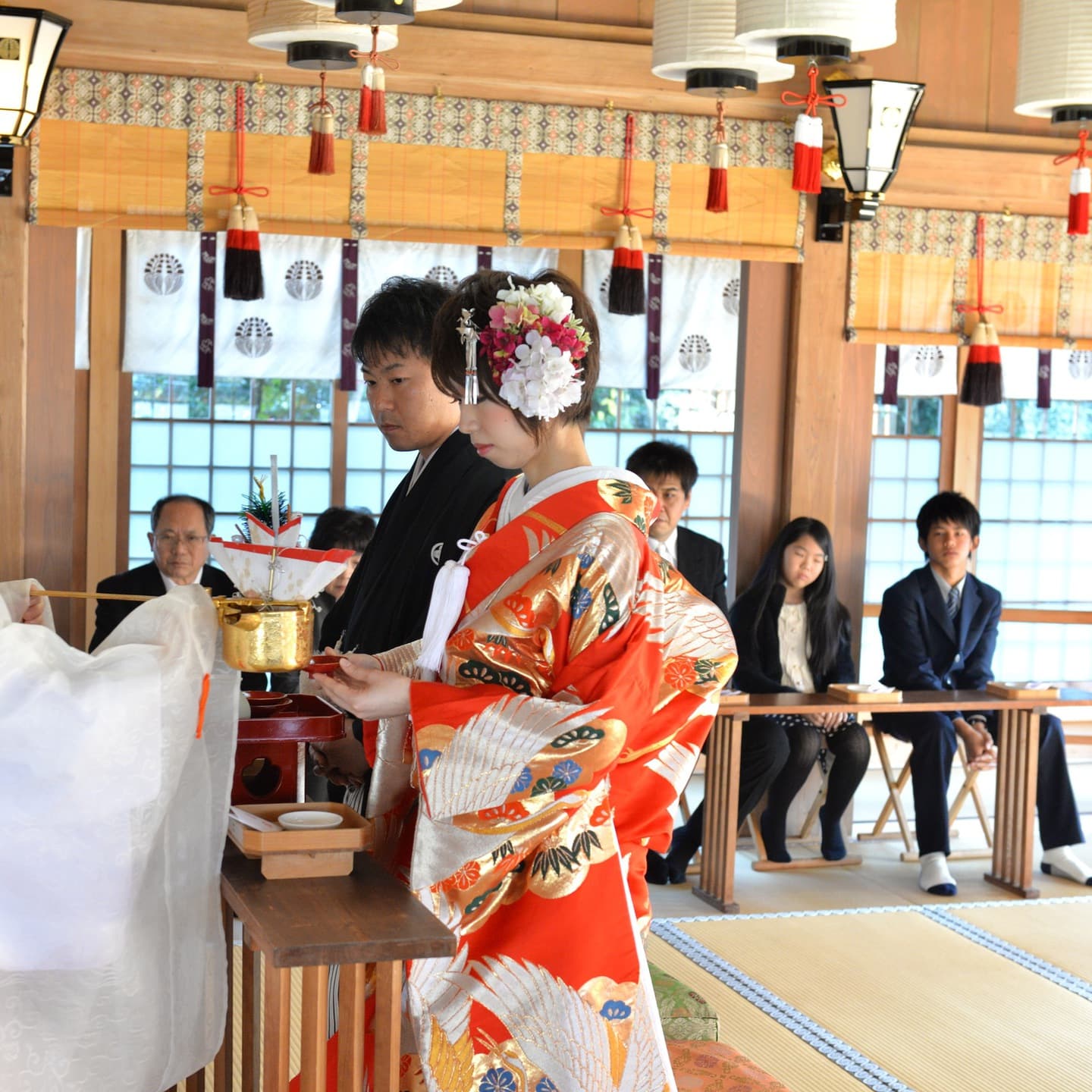 田村神社で結婚式の新郎と綿帽子の花嫁